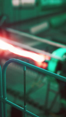 un primer plano de un metal que se calienta en una fábrica