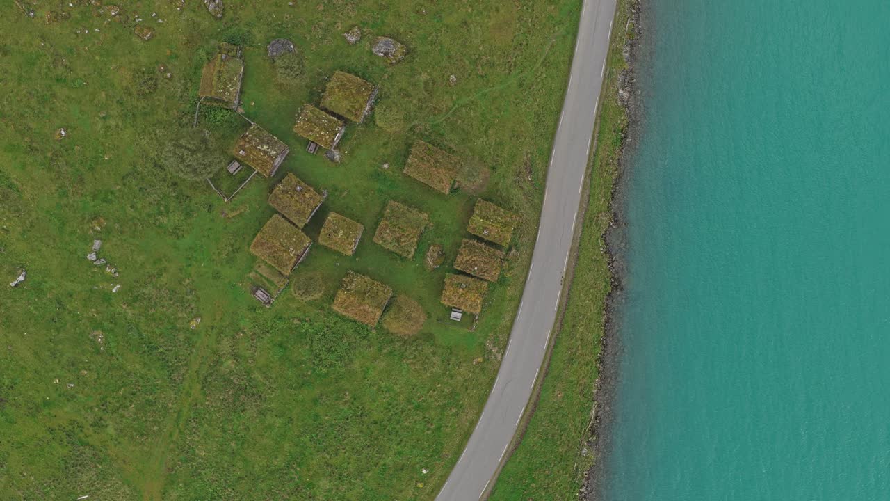 Historiske hytter nær gletsjersøen Lovatnet set fra oven, Norge
