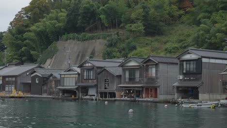 Hermosas-Casas-Antiguas-De-Botes-En-Ine-Cho,-Kyoto-Japón