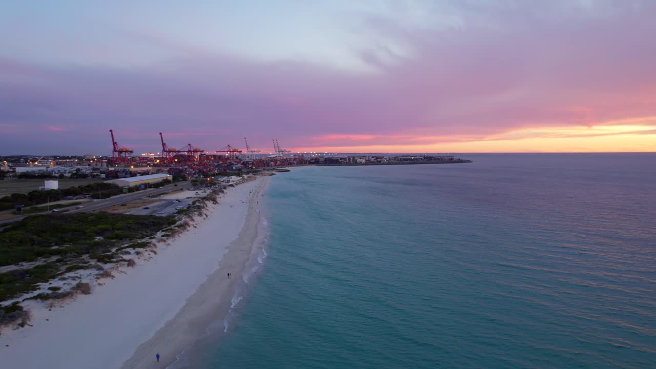 una foto aérea de la playa de port al atardecer en perth, australia occidental