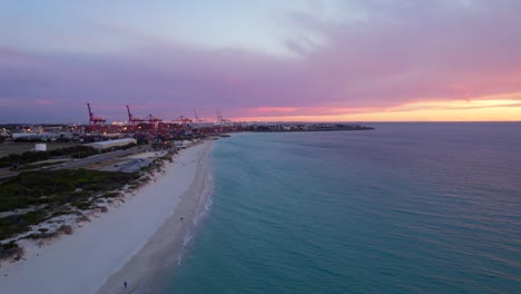 una foto aérea de la playa de port al atardecer en perth, australia occidental