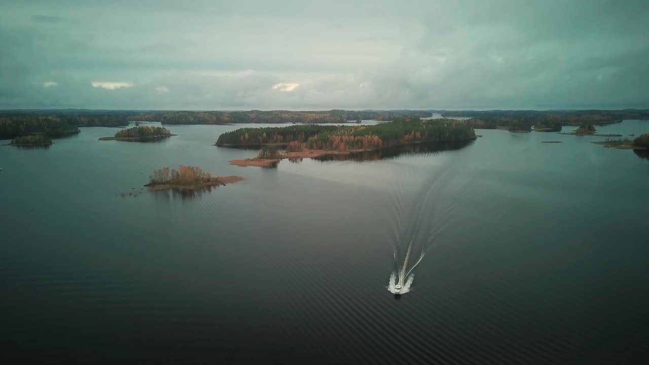 yate rápido en solitario navegando en un río tranquilo con islas dispersas, temporada de otoño