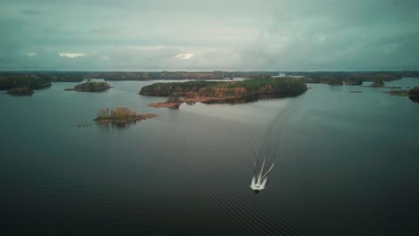 Schnelles-Solo-Yachtsegeln-In-Ruhiger-Flusswasserstraße-Mit-Verstreuten-Inseln,-Herbstsaison