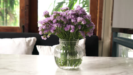 statice-flower-in-vase-decoration-on-table