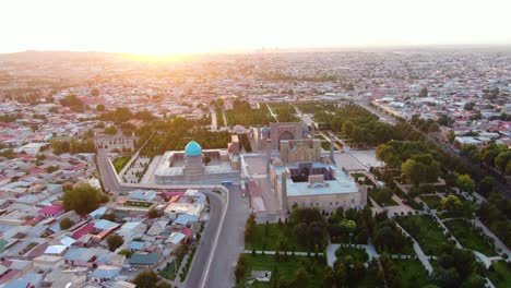 Vista-Aérea-Del-Hito-Histórico-De-Registan-Con-Vistas-A-La-Ciudad-Al-Atardecer-En-Samarcanda,-Uzbekistán