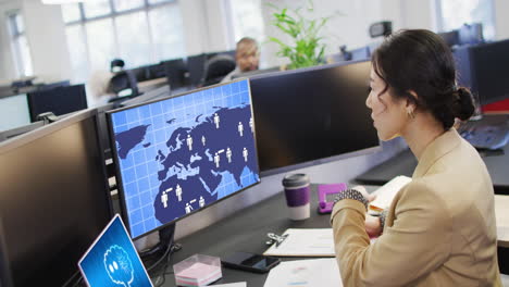 composición de una mujer de negocios asiática usando una computadora con una llamada en la pantalla