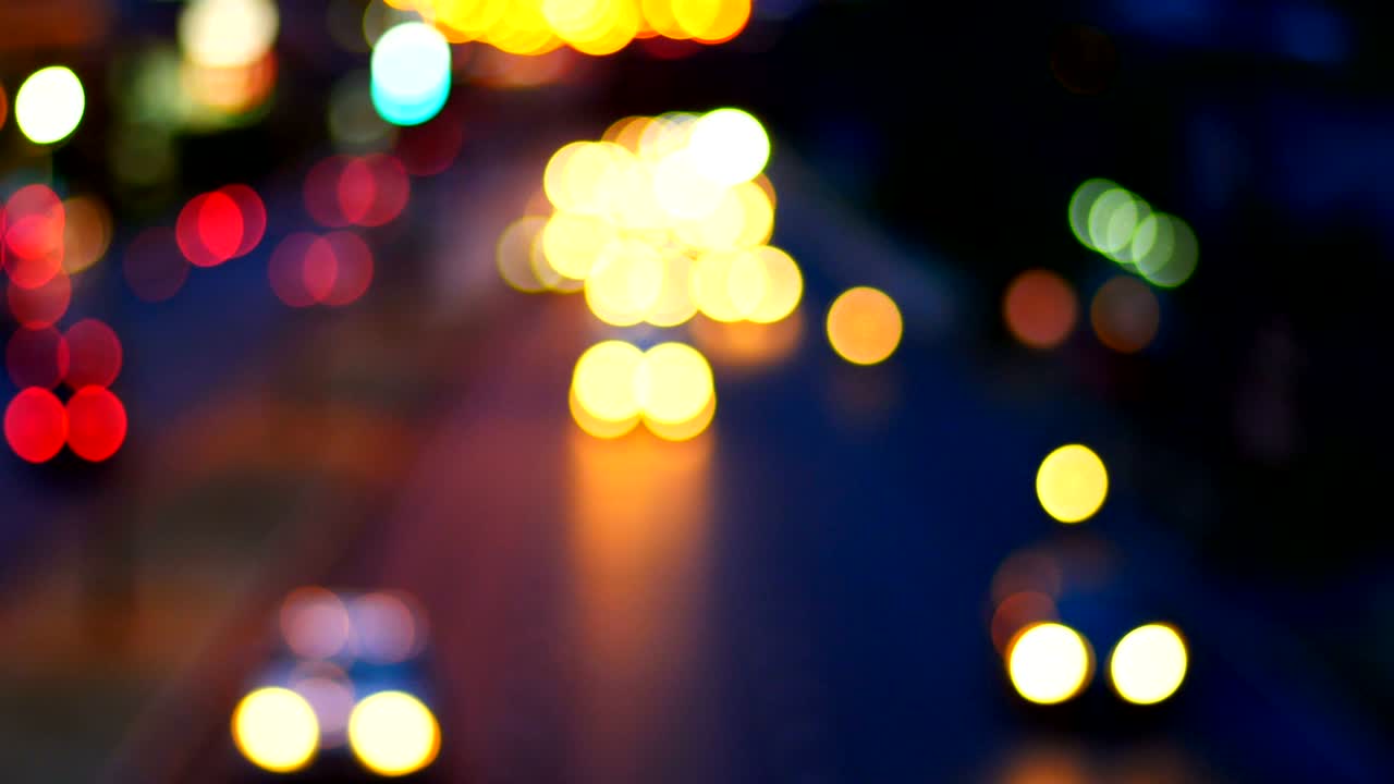 fondo bokeh coches luz en el tráfico de la carretera
