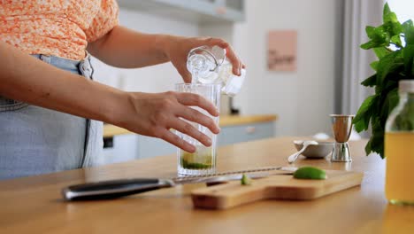 Mujer-Preparando-Cócteles-En-La-Cocina-De-Su-Casa.-Concepto-De-Bebidas-Y-Personas.-Mujer-Joven-Preparando-Cócteles-De-Mojito-De-Fresa-En-La-Cocina-De-Su-Casa.