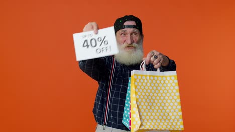 Senior-bearded-man-showing-shopping-bags-and-Up-To-40-Percent-Off-inscriptions-banner,-Black-Friday