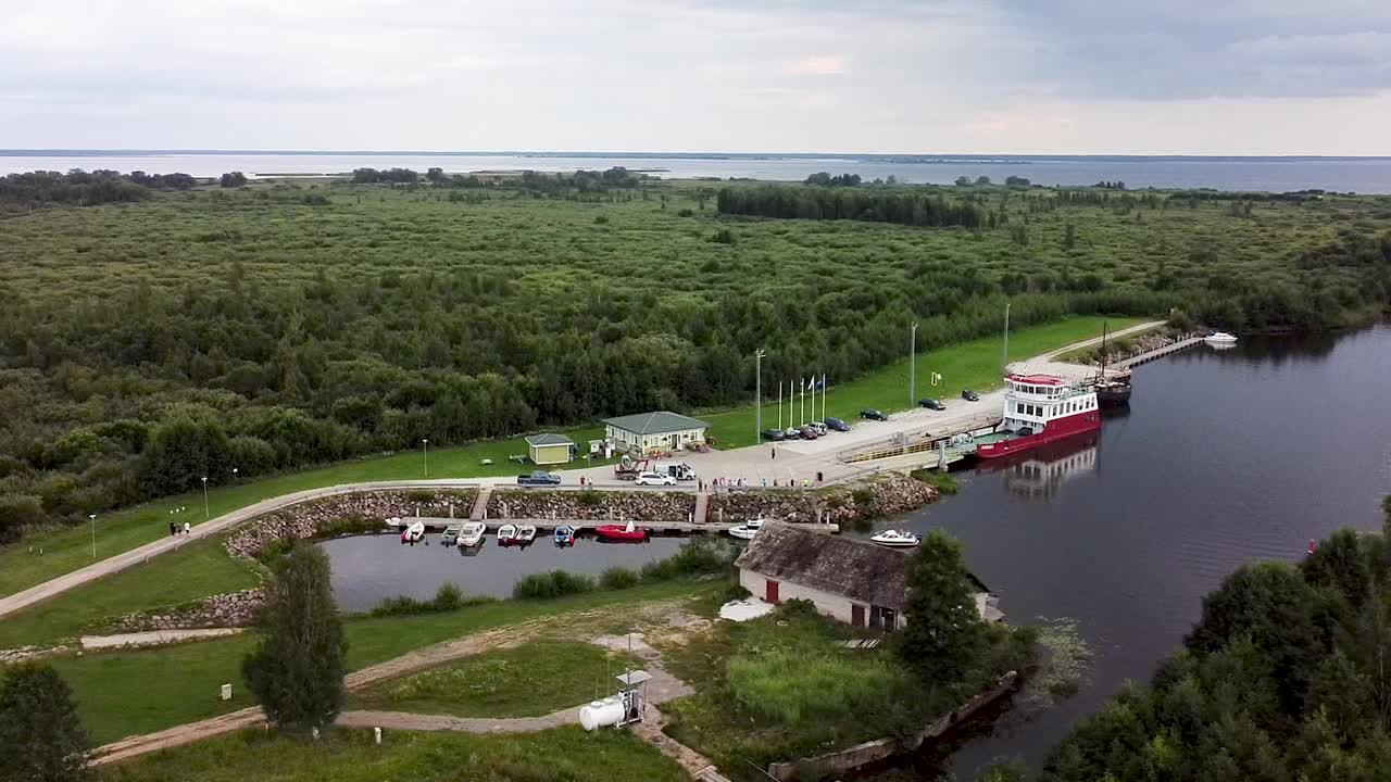 antena giratoria de la isla de piirissaare y su puerto en el lago peipsi entre estonia y rusia