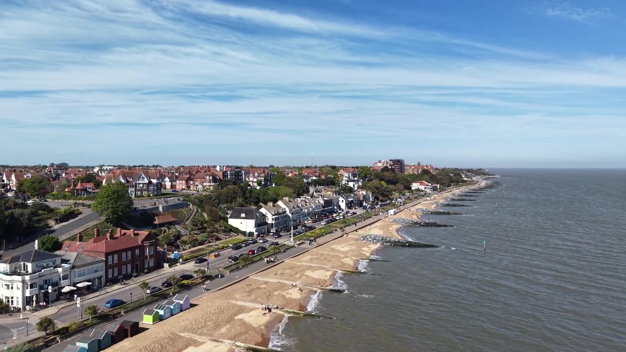 Spiaggia di Felixstowe, Suffolk, Regno Unito, in una giornata di sole, riprese aeree 4K con drone ad alta angolazione