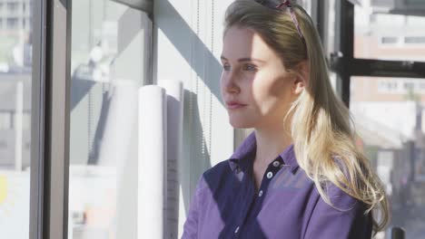 mujer de negocios mirando lejos en la oficina moderna