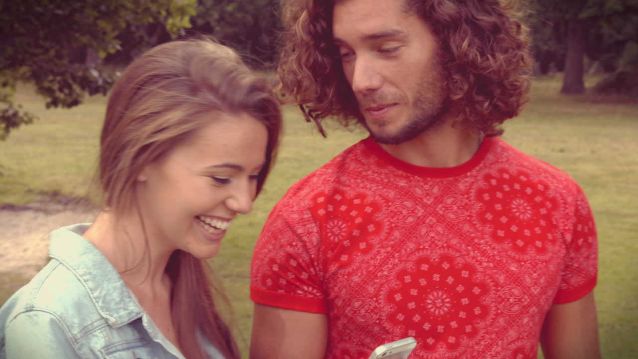 в высоком качестве формат счастливые друзья в парке с помощью своих телефонов