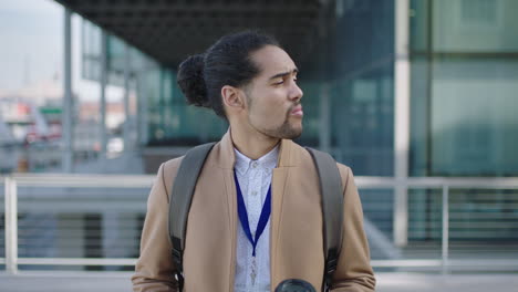 Retrato-De-Un-Joven-Empresario-Corporativo-Pasante-Hispano-Que-Envía-Mensajes-De-Texto-Navegando-Usando-Un-Teléfono-Inteligente-Esperando-En-La-Ciudad