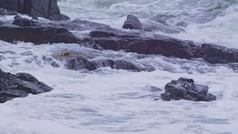 Olas-Rompiendo-En-La-Costa-Rocosa