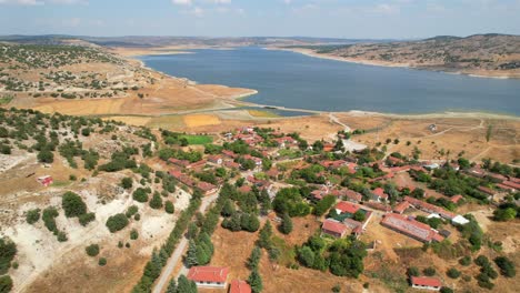 Gran-Lago-En-Medio-De-Turquía,-Vista-Aérea