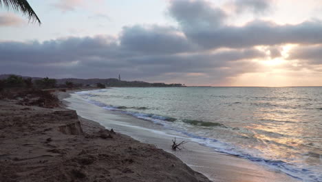 el mar se lavó en la orilla de la playa de zorritos en tumbes, perú, y los rayos del sol le dieron al agua un tono dorado