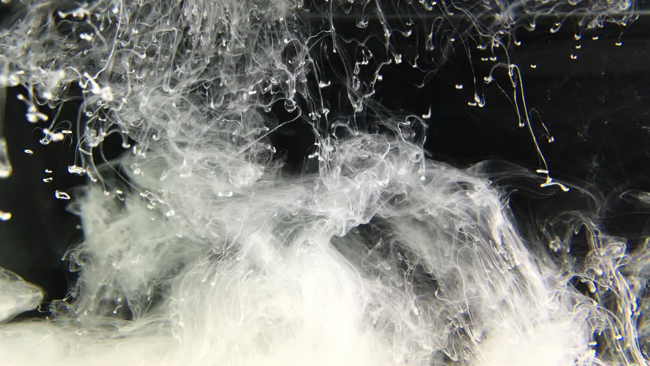 색 대기 잉크와 희미한 색 구름