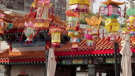 las linternas vibrantes adornan la arquitectura tradicional de hong kong