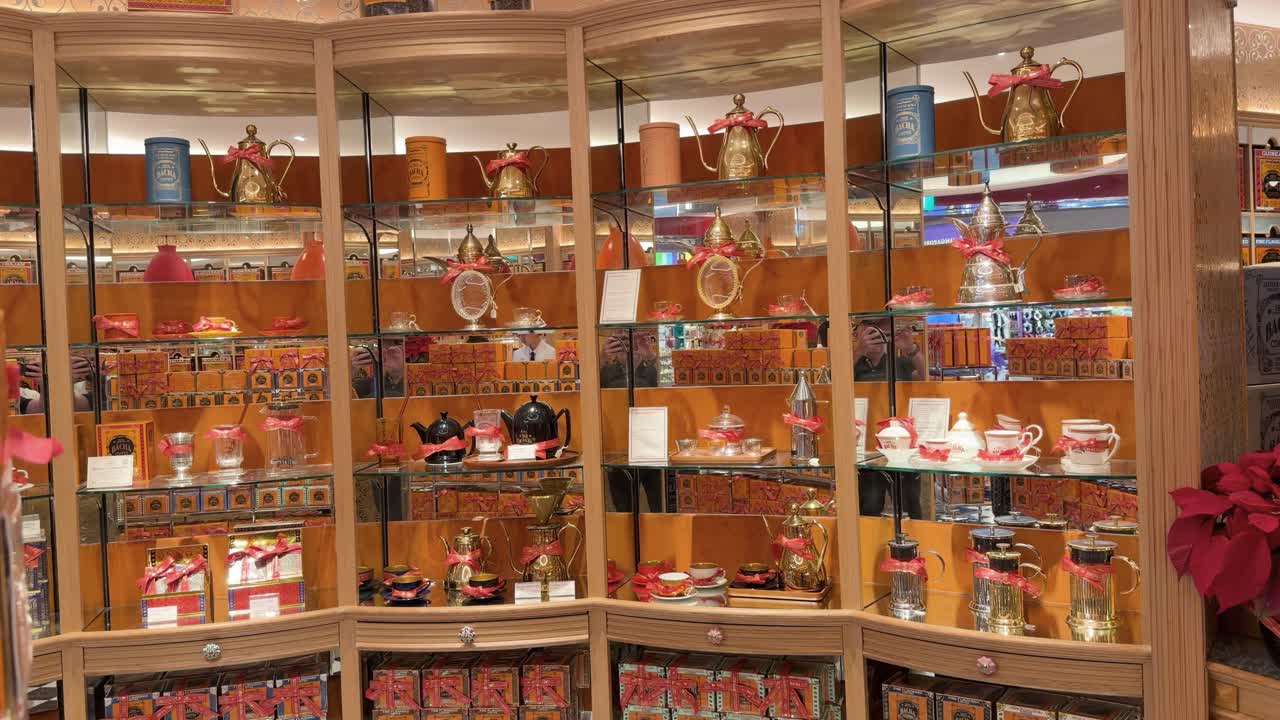 Uma cena panorâmica lenta revela prateleiras organizadas de produtos de café Premium em uma loja boutique