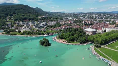 Stadtbild-Und-Boote-Am-Türkisfarbenen-Hellblauen-See-Von-Annecy,-Frankreich---Antenne