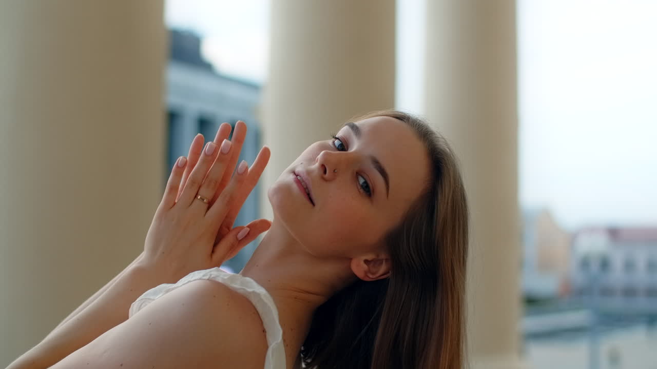 mujer posando al aire libre