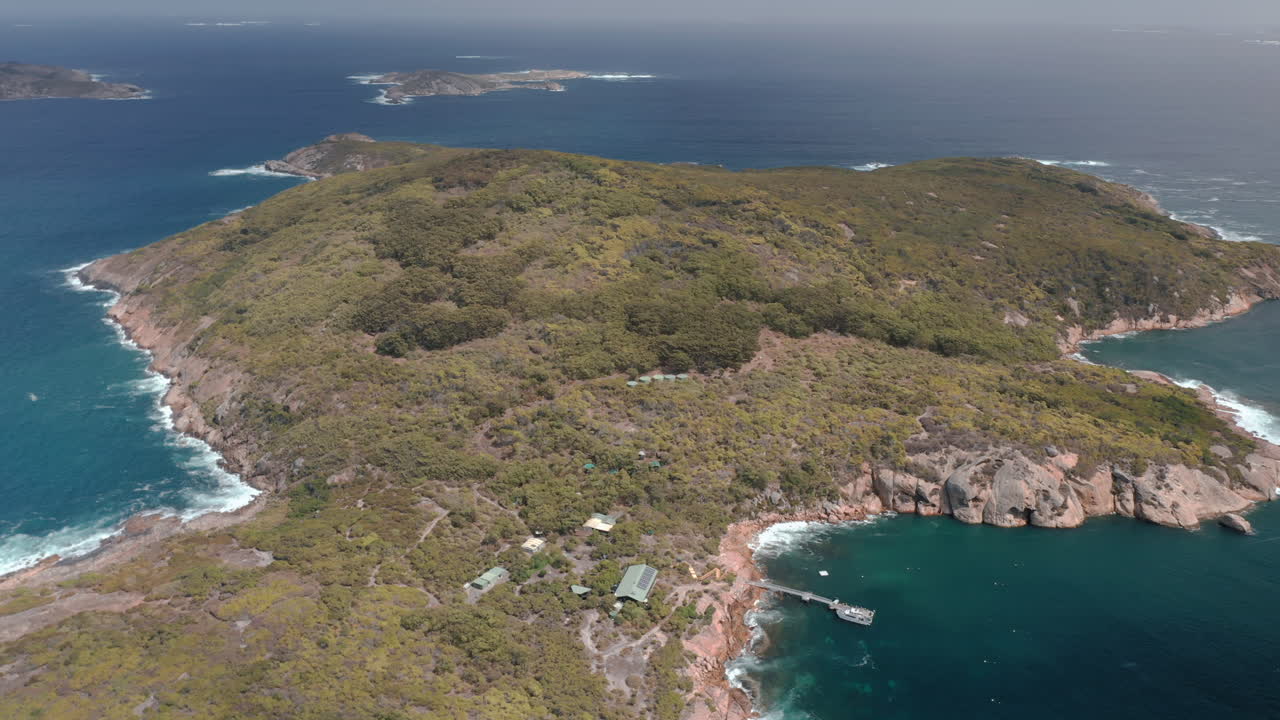 호주 남서부의 화창한 날, 우디 섬의 부두와 건물이 내려다보이는 공중 전망 - 궤도, 드론 샷