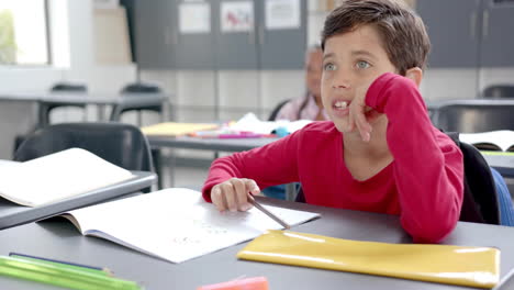 animación del texto de regreso a la escuela sobre diversos escolares que aprenden en el aula