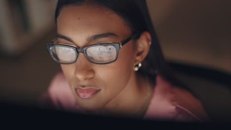 Diseño-Web-India-Mujer-Con-Gafas-Trabajando