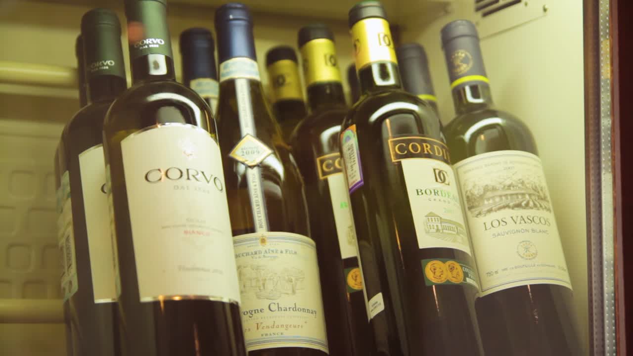 botellas de vino en un refrigerador
