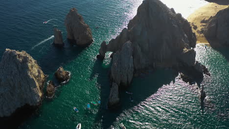 vista aérea inclinada desde el arco de cabo san lucas, un día soleado en méxico