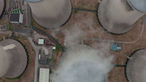 toma de drones de arriba hacia abajo de las torres de enfriamiento de la planta de energía