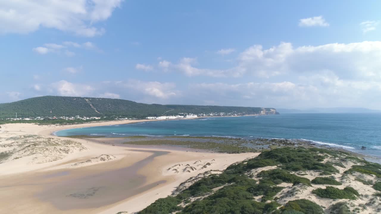 스페인 로스 카노스 데 메카의 상징적인 해안선의 공중 설정 전망