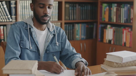 estudiante estudiando en una biblioteca