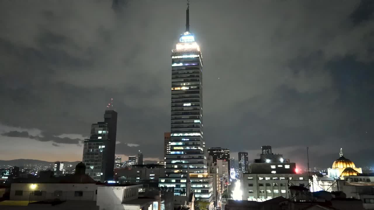 timelapse de puesta de sol en la torre latinoamericana, rascacielos en el centro de la ciudad de méxico, horizonte de la ciudad de méxico