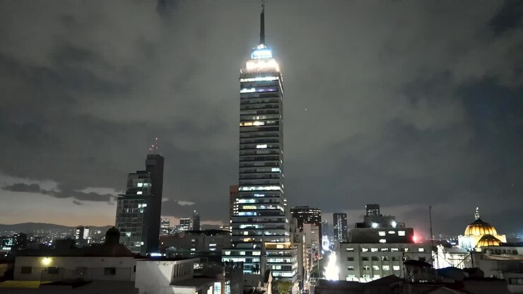 Timelapse do pôr do sol na Torre Latino-Americana, arranha-céu no centro da Cidade do México, Skyline da Cidade do México