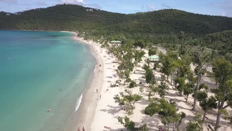 volando sobre la playa de las islas vírgenes de los estados unidos