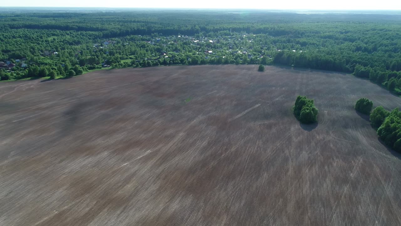 hermoso pequeño pueblo cerca de un campo agrícola en un hermoso bosque verde.