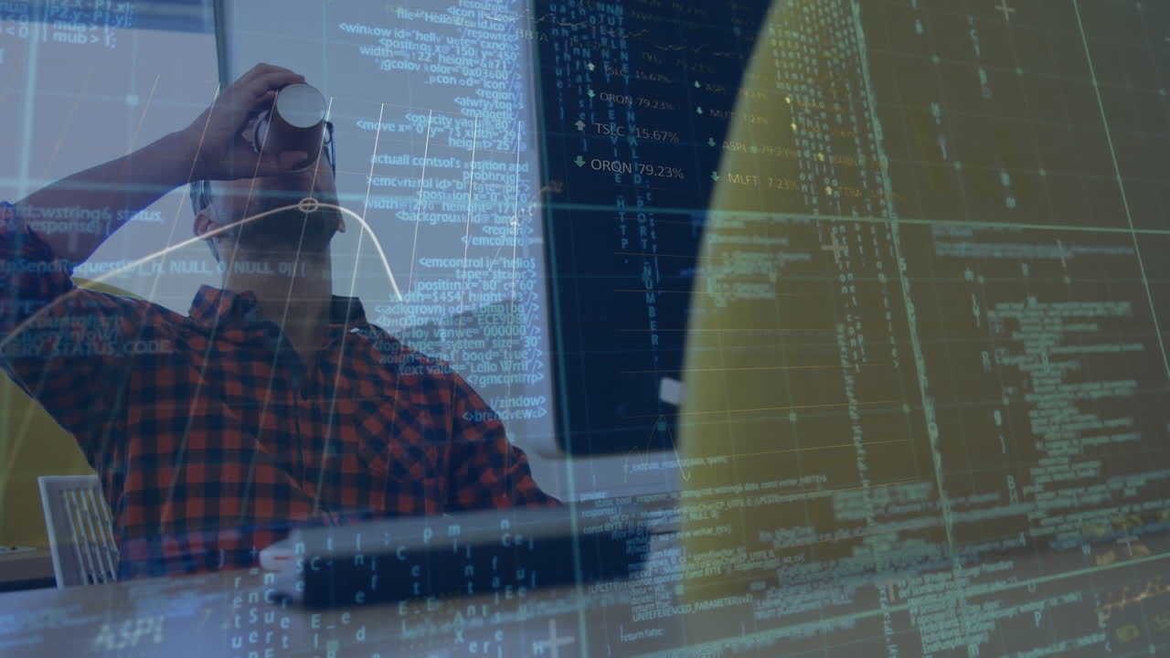 animazione di elaborazione dei dati contro l'uomo caucasico che beve caffè mentre lavora in ufficio