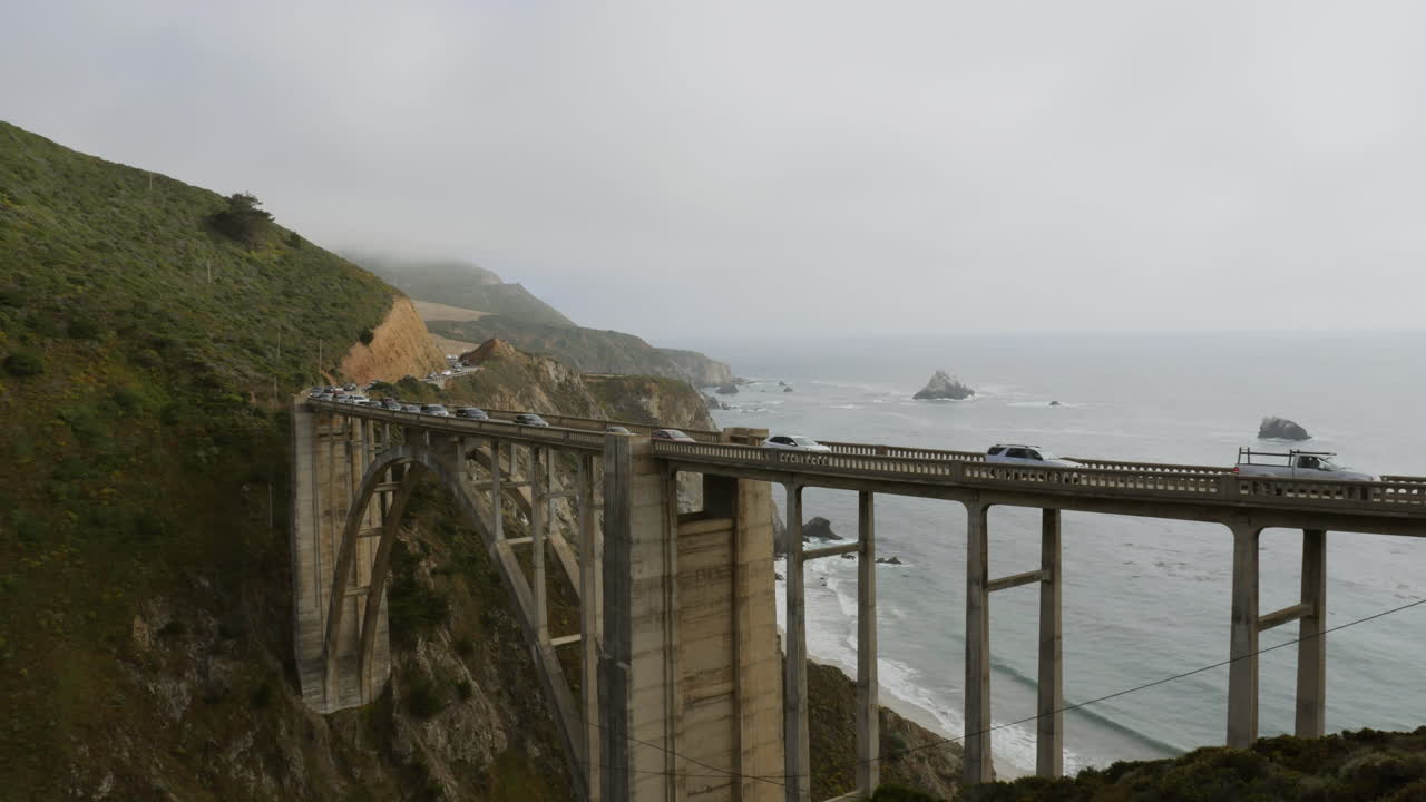 미국 캘리포니아 빅서 해안선의 빅스비 개울 다리가 4k 고해상도로 저속 촬영되었습니다.