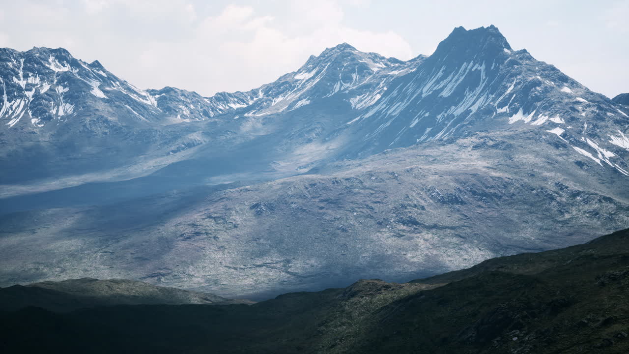 aérea sobre el valle con montañas cubiertas de nieve en la distancia