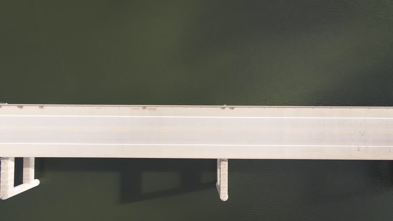 미주리 주 오자크에 있는 빈 다리 고속도로의 공중 비행