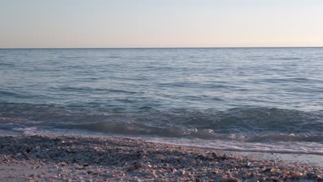 la belleza de las olas del océano rodando sobre la playa de arena en un día soleado en florida