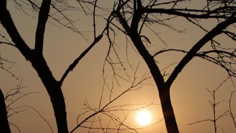 hermoso amanecer en bisle ghat ka india