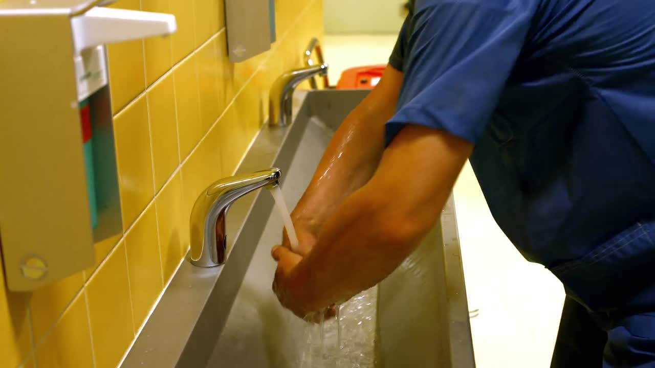 Male surgeon washing his hands