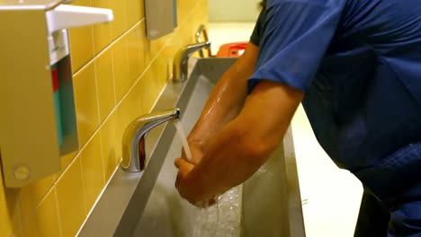 male surgeon washing his hands