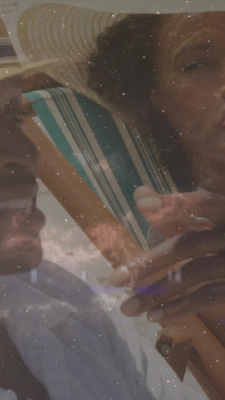 Video verticale: Donna che solleva un drink su una sdraio, uomo che fa tintinnare un bicchiere, creando una sovrapposizione stellata per una pubblicità di viaggio