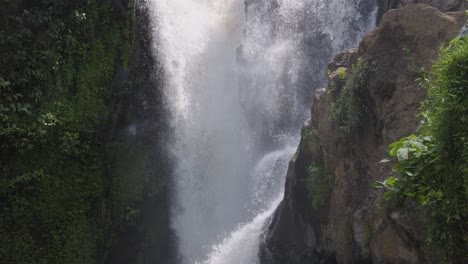 majestätischer tenenungan-wasserfall auf der insel bali, indonesien