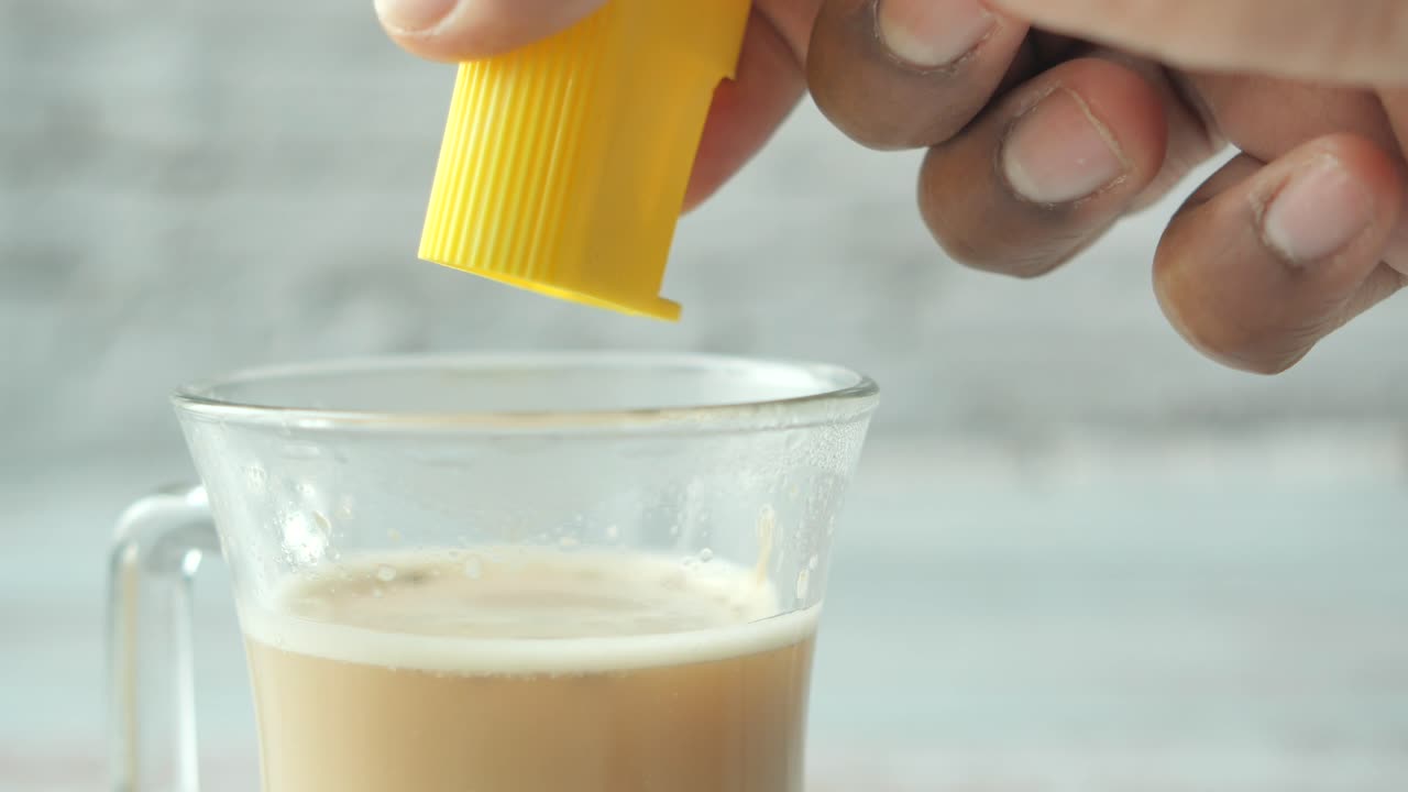 Aggiungere dolcificante al caffè