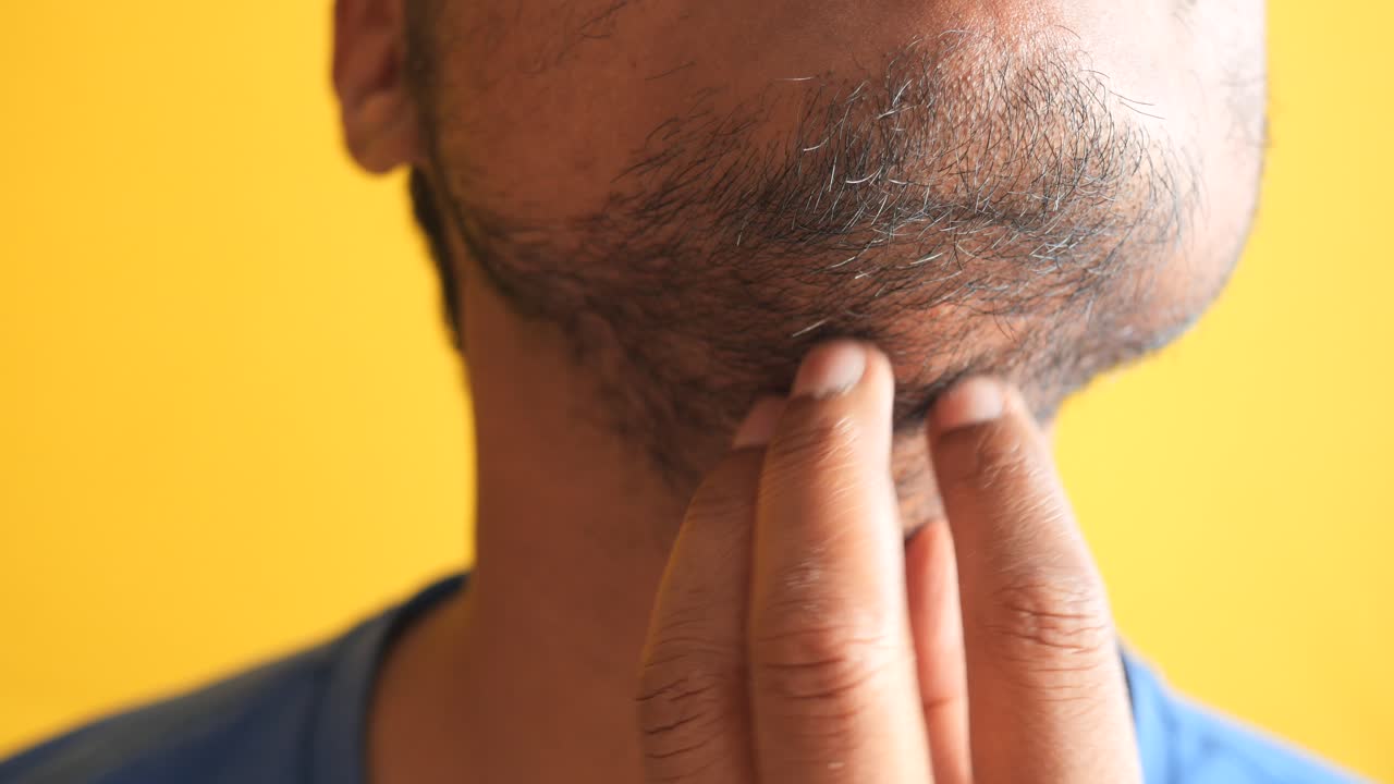 Homem com coceira na pele do rosto